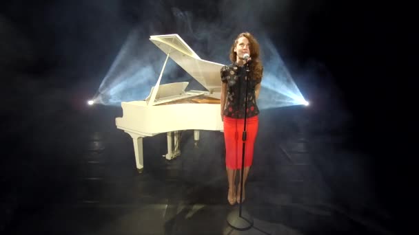 Chanteuse Rétro Chantant Jazz Microphone Sur Scène Avec Projecteurs Piano — Video
