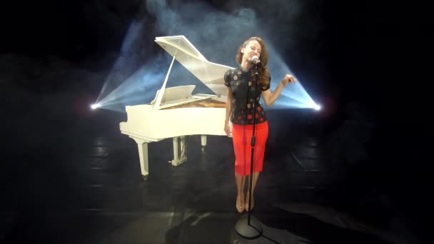 Cantante Con Piano Forte Micrófono Humo Luces Escenario Mujer Retro — Vídeos de Stock