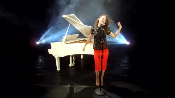 Actuación Directo Espectáculo Vocal Cantante Con Piano Forte Micrófono Humo — Vídeo de stock