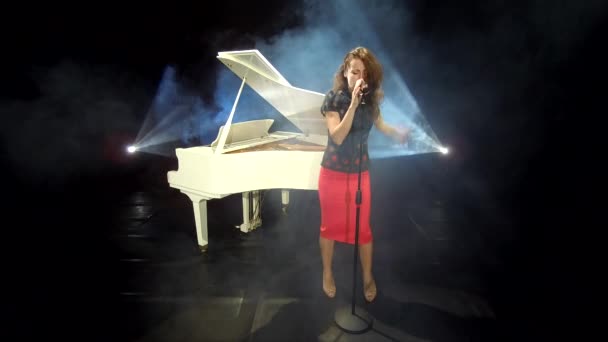 Retro Női Énekes Jazzt Énekel Mikrofonban Színpadon Reflektorfényben Fehér Zongorával — Stock videók