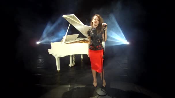 Ρετρό Τραγουδίστρια Κορίτσι Τραγουδούν Τζαζ Στο Μικρόφωνο Στη Σκηνή Προβολείς — Αρχείο Βίντεο