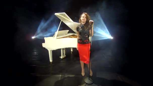 Retro Girl Singer Cantando Jazz Microfone Palco Com Holofotes Piano — Vídeo de Stock