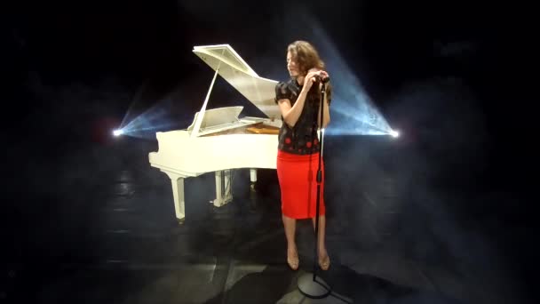 Cantora Retro Cantando Jazz Microfone Palco Com Holofotes Piano Branco — Vídeo de Stock