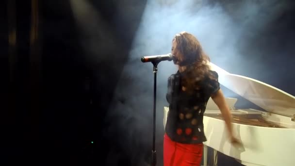 Fumaça Luzes Palco Performance Cantora Com Microfone Piano Show — Vídeo de Stock