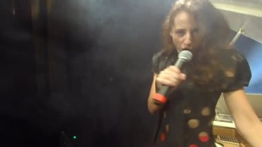 Seksi duygusal şarkıcı sahnede mikrofonla şarkı söylüyor, kopyalama alanı, müzik pop jazz.