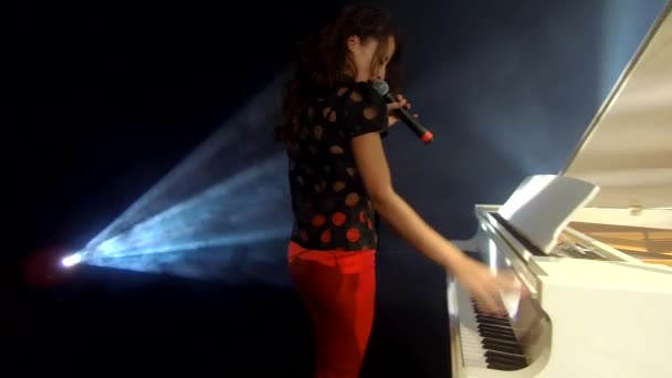 Talentoso Pianista Pianista Gerente Eventos Apresentador Show Sexy Apresentação Vivo — Vídeo de Stock