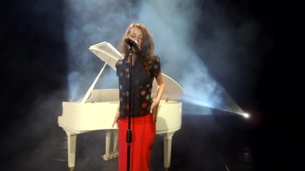 Klasik Caz Müziği Klasik Bayan Piyano Caz Müziği Söylüyor — Stok video