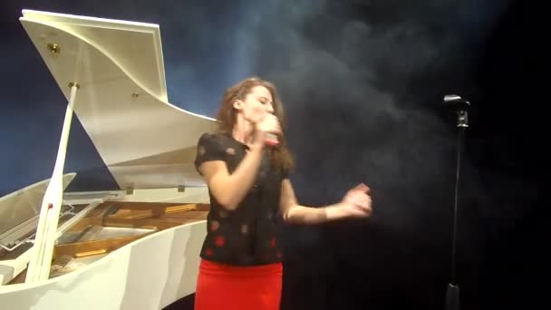 Palco Performance Vivo Sexy Emocional Cantor Feminino Com Microfone Piano — Vídeo de Stock