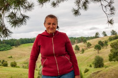 Seyahat ve yürüyüş. Açık havada peyzaj kadın portresi. Kadın turist yürüyüşü. İyi yolculuklar. Doğa manzarası ve kadın. Sonbahar kadın tarzı. Doğadaki kadın portresi. Günün tadını çıkarıyorum..