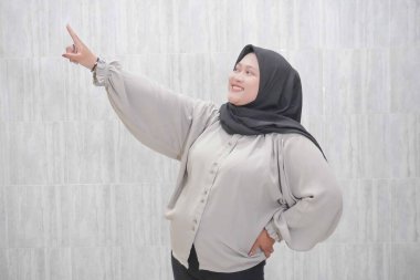 Beyaz gömlek giyen gülümseyen Asyalı Endonezyalı bir kadının ifadesi