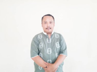 Beyaz arka planda gri kıyafetler giyen, kahverengi tenli Asyalı bir adamın ifadesi.