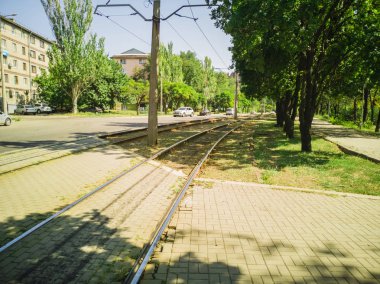 Bir pürüzsüz kaldırım taşı dışında Zaporozhye, Ukrayna, 21 Ağustos 201 koydu yolun ortasında metal tramvay rayları