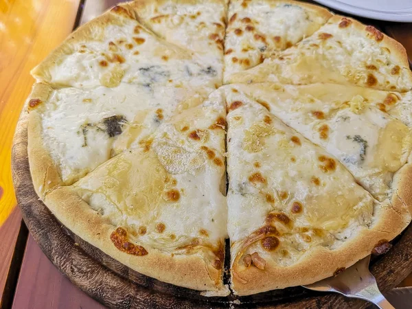 Ahşap üzerinde pizza dört peynir. Zaporozhye, Ukrayna, 21 Ağustos 2018.