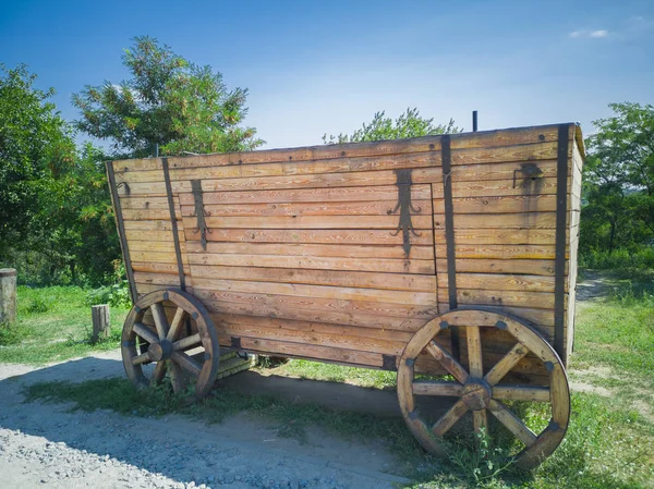 Eski ahşap vagon. Zaporozhye, Ukrayna, 22 Ağustos 2018.