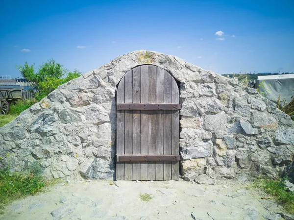 Puerta Madera Vieja Pared Piedra Zaporozhye Ucrania Agosto 2018 —  Fotos de Stock