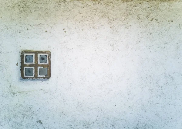 Eski vintage house beyaz gri duvar kahverengi ahşap pencere. Zaporozhye, Ukrayna, 22 Ağustos 2018.