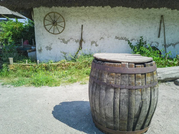 Eski varil köy evinin önü. Zaporozhye, Ukrayna, 22 Ağustos 2018.