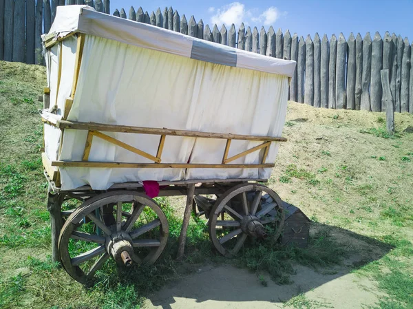 Eski ahşap vagon. Zaporozhye, Ukrayna, 22 Ağustos 2018.