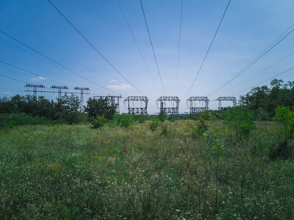 Elektrik direkleri güneşin karşı kontrast. Zaporozhye, Ukrayna, 22 Ağustos 2018.