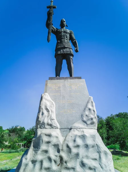 Sviatoslav I Igorevich Anıtı, 23 Ağustos 2018 Merkezi Park Zaporozhye, Ukrayna, Kiev Fransızca Stylized uzun boylu taş güçlü asker figürü büyük prensi stand.