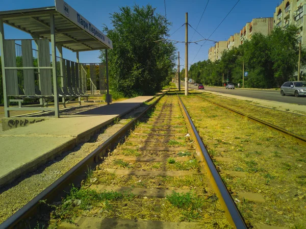 Bir pürüzsüz kaldırım taşı dışında Zaporozhye, Ukrayna, 23 Ağustos 2018 koydu yolun ortasında metal tramvay rayları