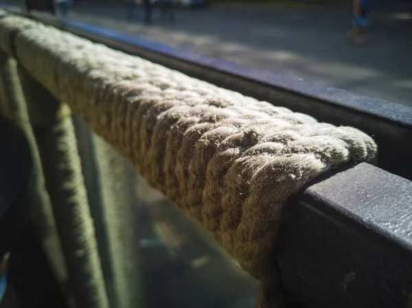 Hawser ahşap yayında closeup. Zaporozhye, Ukrayna, 24 Ağustos 2018.
