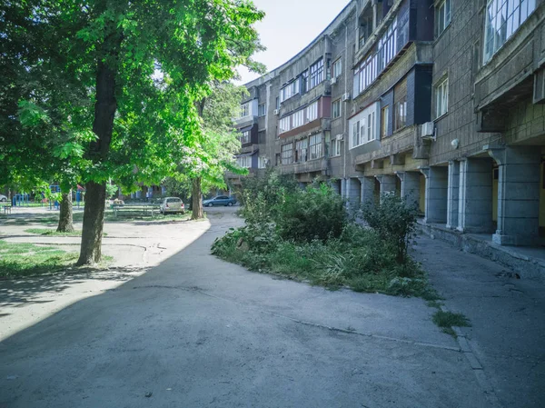 Foto Gammal Tegelsten Flera Våningar Lägenhet Hus Dåligt Utvecklad Zaporozhye — Stockfoto