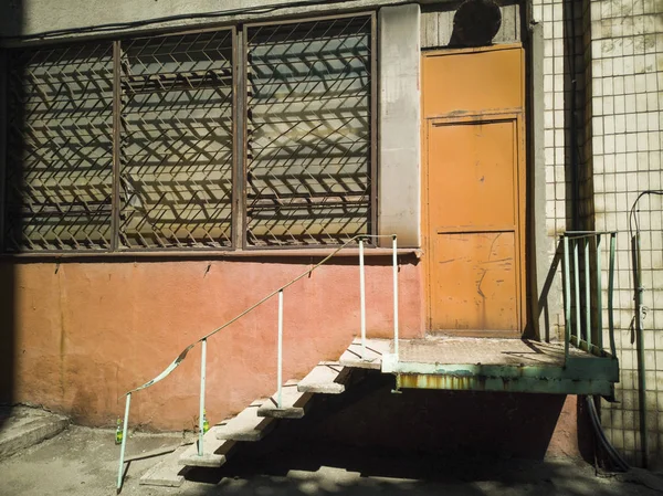 Porta Castanha Com Escadas Parede Velha Tijolo Zaporozhye Ucrânia Agosto — Fotografia de Stock