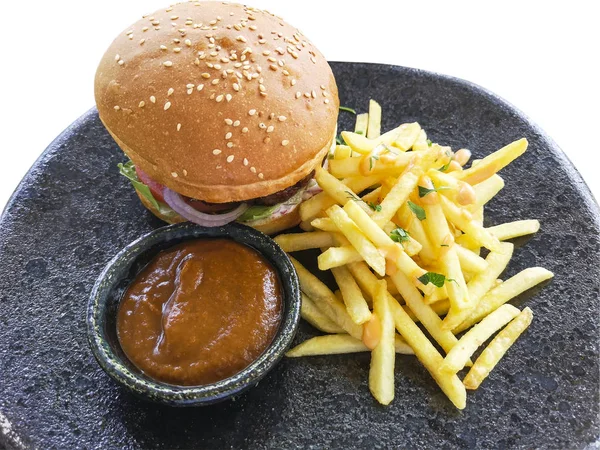 Tabak dolusu öğle - hamburger ve patates kızartması. Zaporozhye, Ukrayna, 25 Ağustos 2018.