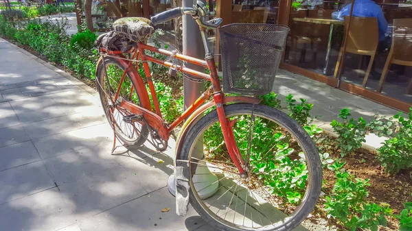 Retro vintage kırmızı bisiklet th şehirde. Kayseri, Türkiye, 27 Eylül 2015.