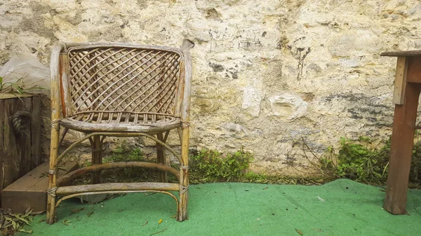 Eski sandalye eski duvar arka plan karşı. 17 Ekim 2015.