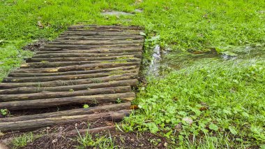 Küçük nehir üzerinde ahşap köprü. 25 Ekim 2015.