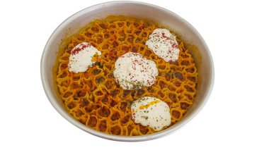 Beyaz arka plan üzerinde izole Türk Ravioli. Geleneksel Türk mutfağı, mantı, 07 Şubat 2016.