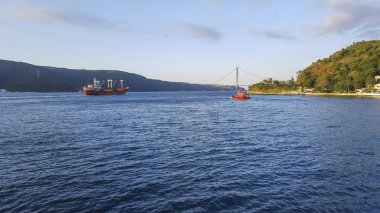 Kargo gemisi ve fisher denizde gemi. Istanbul, Türkiye - 03 Ekim 2015.