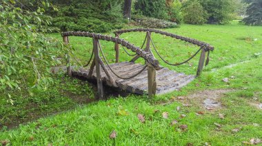 Küçük nehir üzerinde ahşap köprü. Atatürk Botanik Bahçesi, Istanbul, Türkiye - 25 Ekim 2015.