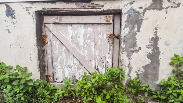 Küçük ahşap kapı kilit taş duvar ile. Istanbul, Türkiye - 17 Ekim 2015.