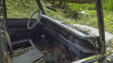 Ormanda terkedilmiş eski bir jeep closeup. Istanbul, Türkiye - 18 Ekim 2015.