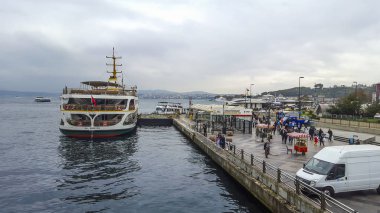 Feribot Yeni Cami ve Galata Köprüsü yakınında Eminönü limanda cruise. Istanbul, Türkiye - 07 Kasım 2015.