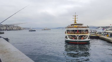 Eminönü yeni cami ve galata Köprüsü yakınlarında Port yolcu vapurları.