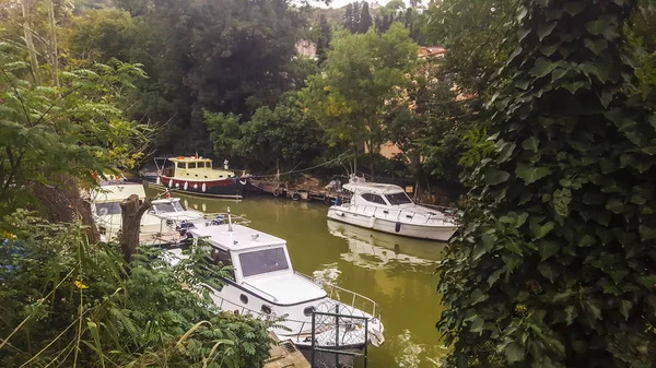 Balıkçı tekneleri ve yatlar bir havuzda döşeme. Istanbul, Türkiye - 17 Ekim 2015.
