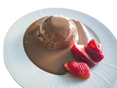 Tatlı - çikolata taze çilek ile pasta. Üzerinde beyaz izole. 04 Kasım 2018.