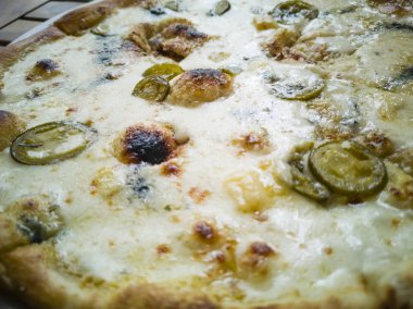 Ahşap üzerinde pizza dört peynir.