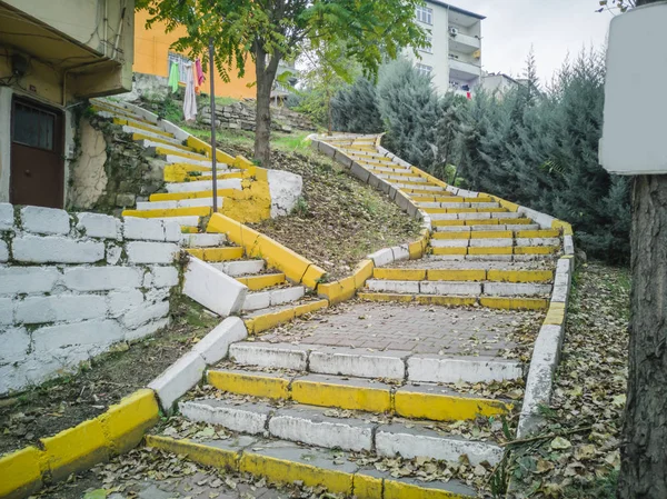 Escaliers jaunes blancs en ville . — Photo
