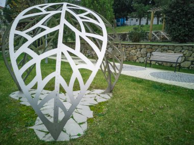 Parkta demir yaprak.