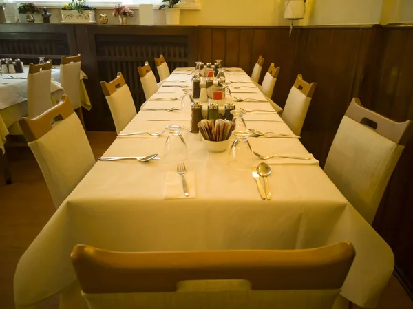 Süslü eski masa ve sandalye ile bir restoran iç.