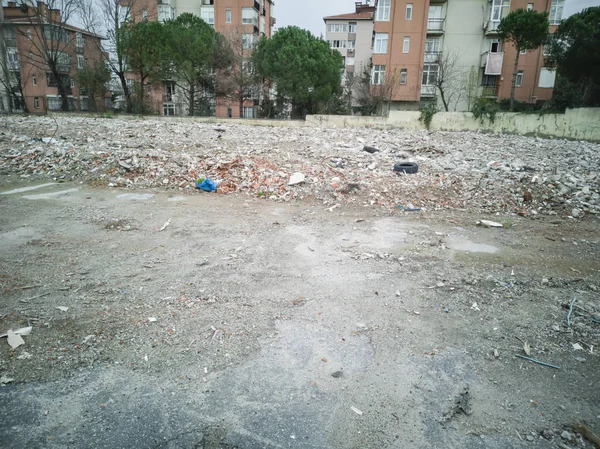 Cumulo spazzatura di vecchio edificio distrutto in città . — Foto Stock