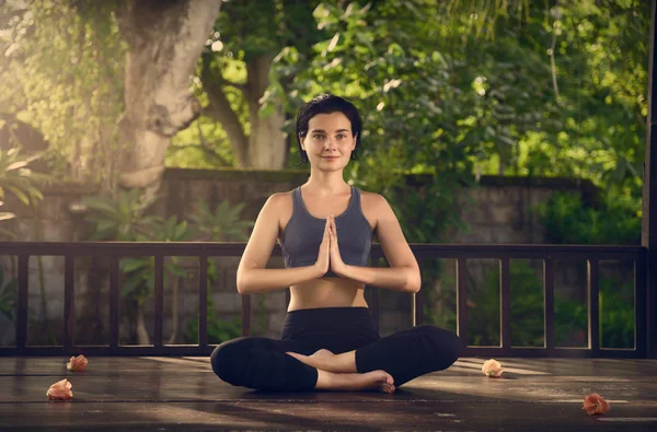 Chica Dedica Yoga Meditación Naturaleza Yoga Aire Libre — Foto de Stock