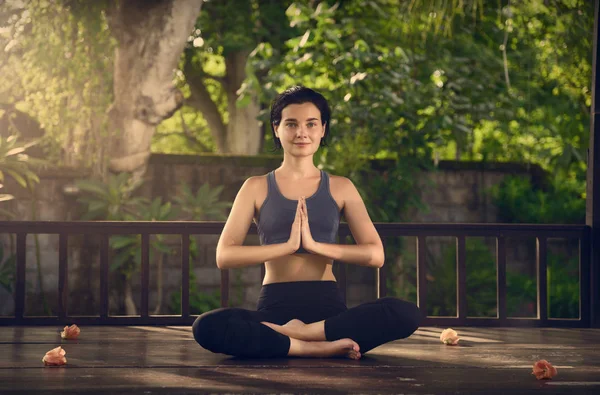 Kız yoga devreye girer. Meditasyon. Doğa. Yoga açık havada.