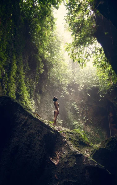 Şelale Tukad Cepung. Şelale Bali. Gorge. Şelale, bir mayo içinde bir kız.