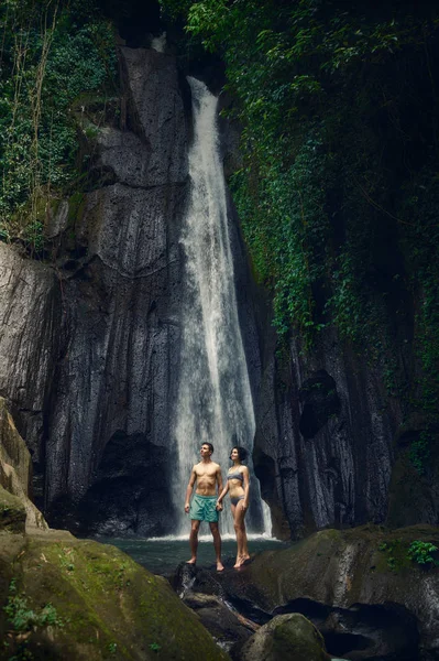 Tipo Rapariga Cascata Par Amantes Viagem Bali Trópicos Viagem — Fotografia de Stock
